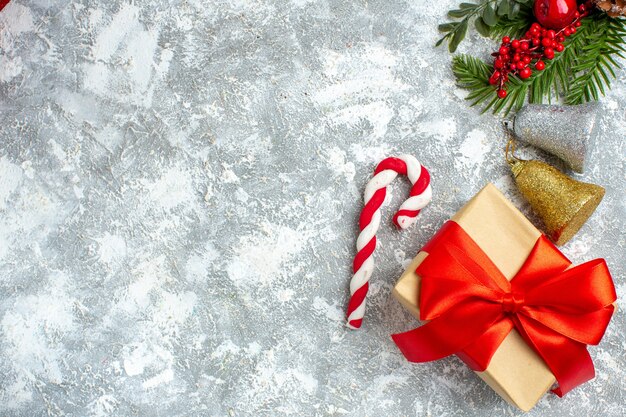 Vista superior do presente de Natal na mesa cinza branca com espaço de cópia