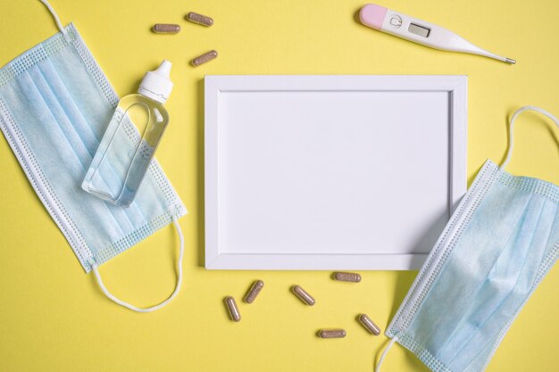 Vista superior do quadro com máscaras médicas e termômetro