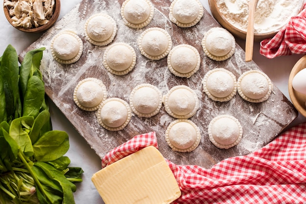 Foto grátis vista superior do ravioli cru com ingredientes