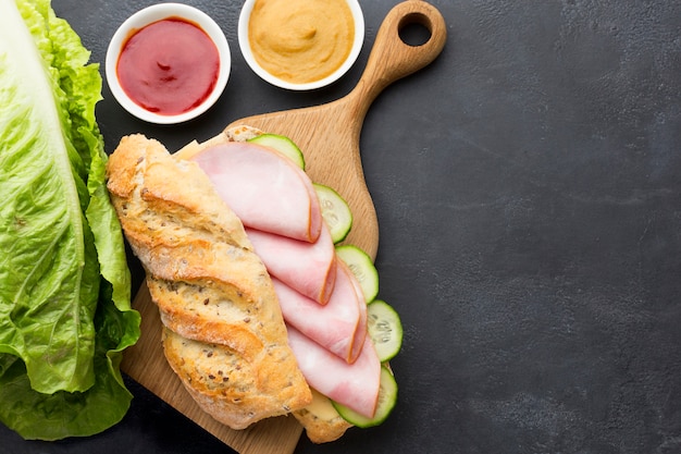 Foto grátis vista superior do saboroso sanduíche de peru