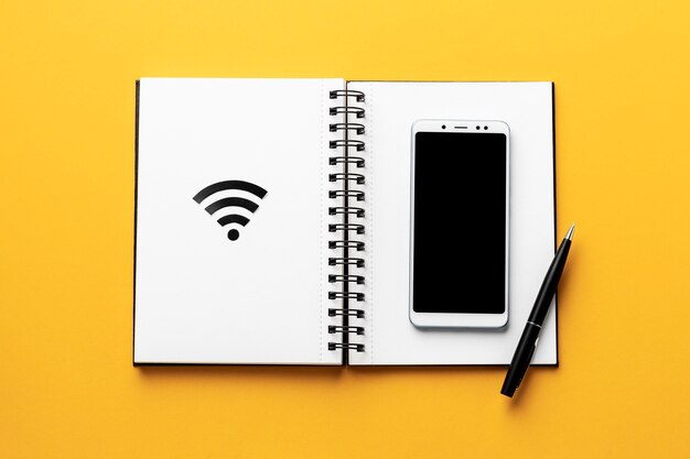 Vista superior do símbolo wi-fi com notebook e smartphone