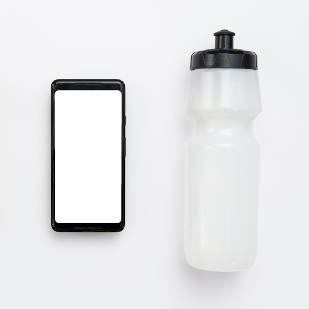 Vista superior do smartphone com garrafa de água