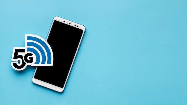 Vista superior do smartphone com símbolo 5g e espaço de cópia