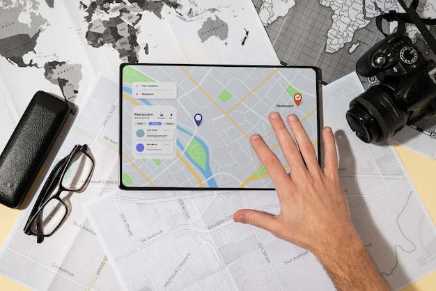 Vista superior do tablet GPS com mapa manual e mundial