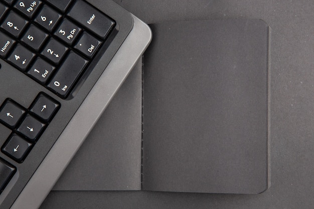 Vista superior do teclado preto do notebook na mesa escura