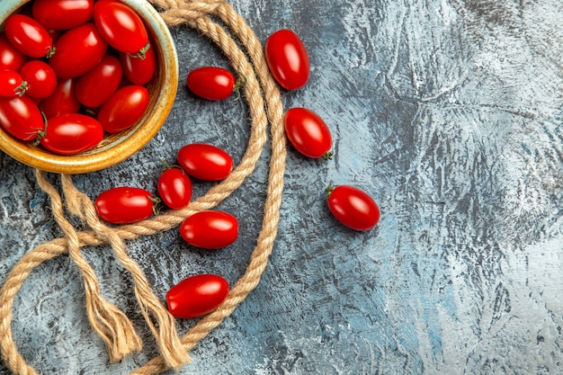 Foto grátis vista superior do tomate cereja vermelha com cordas