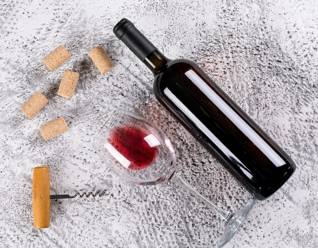 Vista superior do vinho tinto na pedra branca horizontal