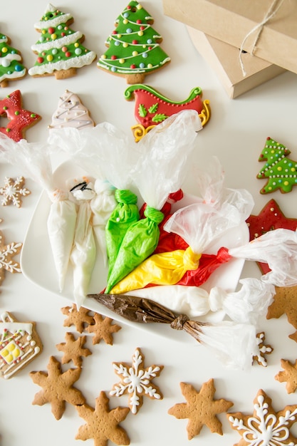 Vista superior dos bolinhos de gengibre de natal e bolsas de pastelaria