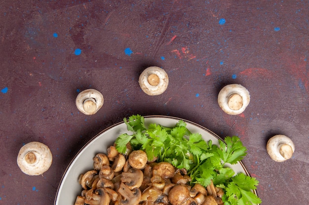 Foto grátis vista superior dos cogumelos cozidos saborosos com verduras no escuro