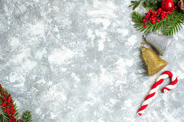 Vista superior dos enfeites da árvore de natal no espaço livre da mesa branca cinza