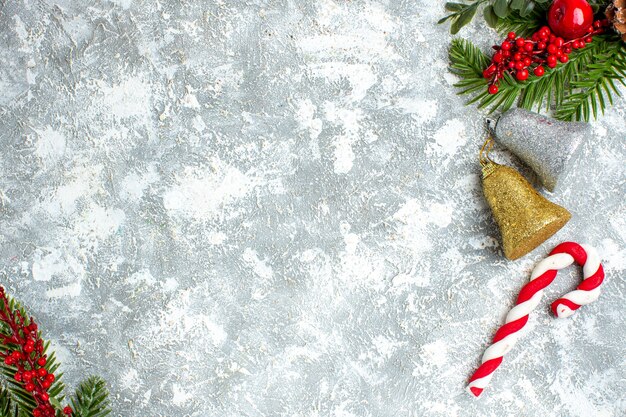 Vista superior dos enfeites da árvore de natal no espaço livre da mesa branca cinza