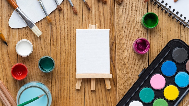 Foto grátis vista superior dos fundamentos da pintura com cavalete e paleta