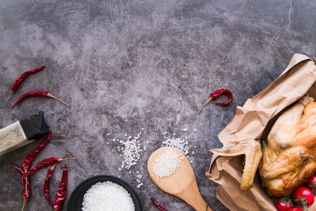 Vista superior dos ingredientes e frango assado sobre o fundo de concreto