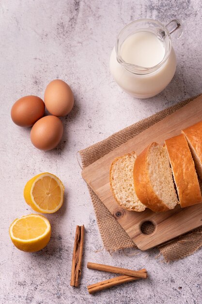 Vista superior dos ingredientes para fazer as tradicionais Torrijas de Páscoa espanholas para a Semana Santa