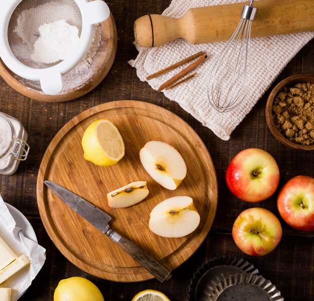 Vista superior dos ingredientes para refeição com maçãs