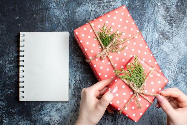 Vista superior dos presentes de natal e caderno vazio