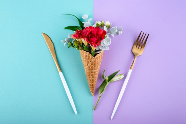 Foto grátis vista superior eco casquinha de sorvete com flores