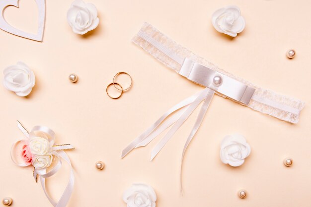 Vista superior elegantes anéis de noivado em cima da mesa