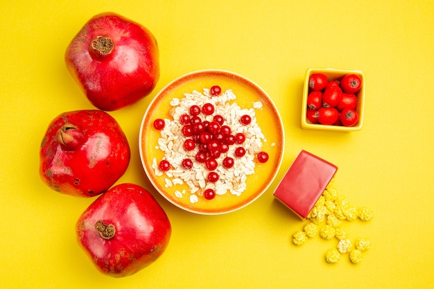 Vista superior em close-up com frutas romãs com frutas coloridas e doces de aveia