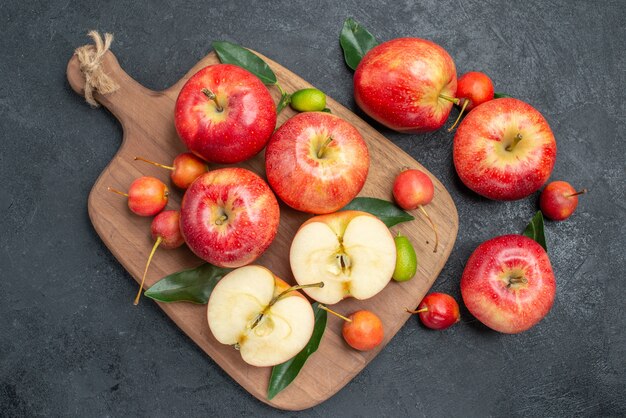Vista superior em close-up maçãs frutas cítricas cerejas e maçãs no quadro ao lado das maçãs
