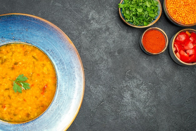 Vista superior em close-up sopa sopa de lentilha com ervas, ervas, tomates, especiarias