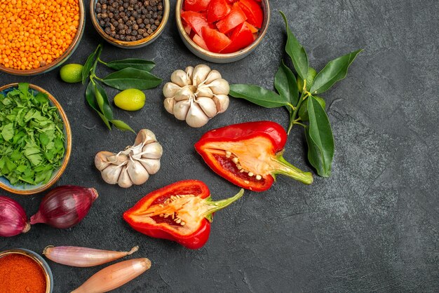 Vista superior em close-up vegetais lentilha alho ervas frutas cítricas com folhas especiarias tomates pimenta