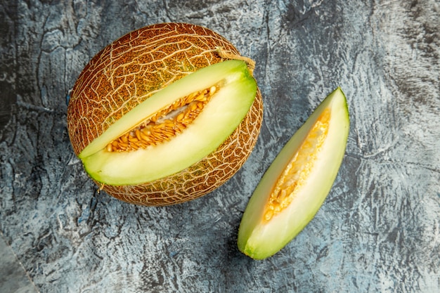 Vista superior em fatias de melão fresco na mesa com luz escura doce fruta verão suave