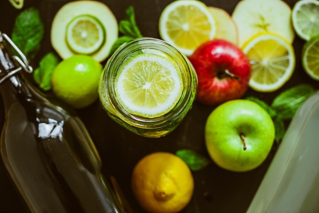 Foto grátis vista superior em frutas caseiras limonada