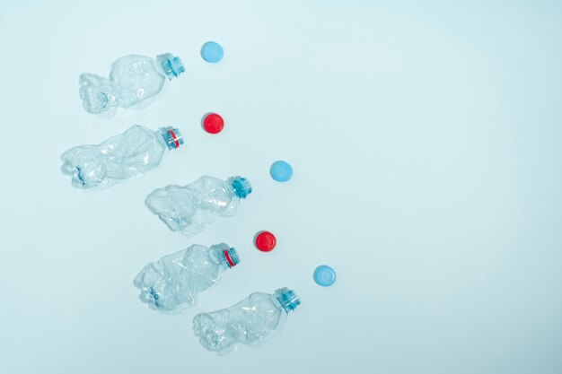 Vista superior em garrafas plásticas