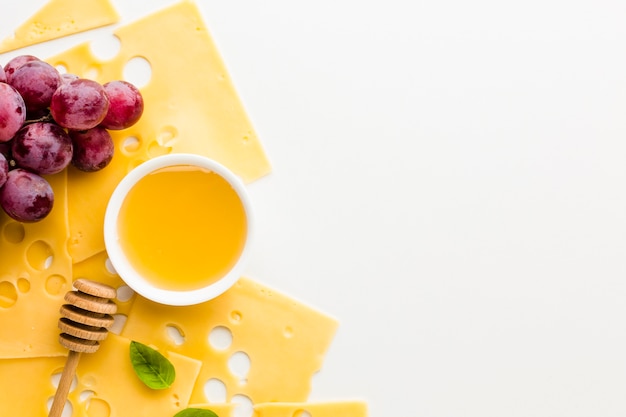 Vista superior emmental queijo fatias de uvas e mel com espaço de cópia