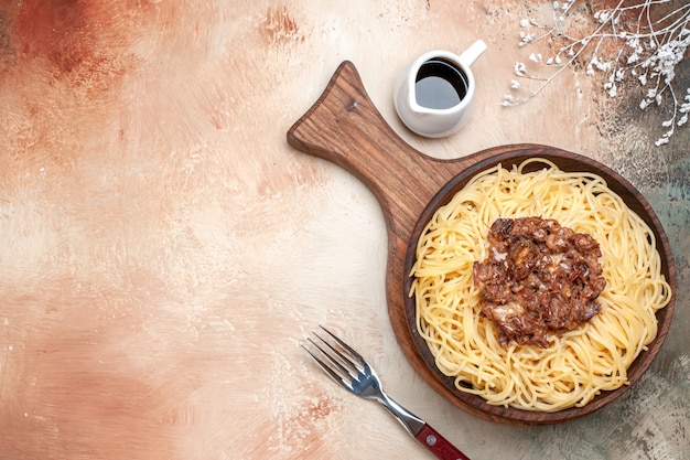 Foto grátis vista superior espaguete cozido com carne moída em uma mesa de madeira prato massa massa carne