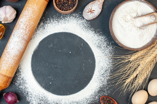 Vista superior farinha em forma redonda com sementes de ovos e temperos em fundo escuro biscoito bolo frutas cor branca chá açúcar biscoito