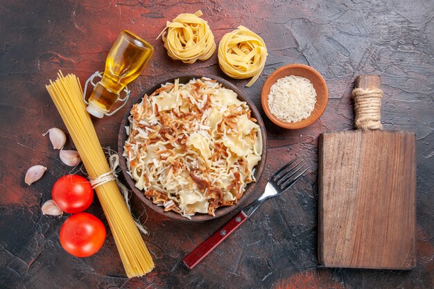 Vista superior fatiada massa cozida com arroz em superfície escura massa de prato de massa escura