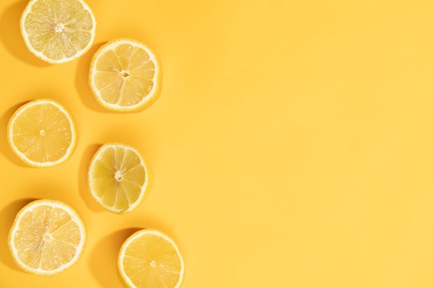 Vista superior fatias de limão fresco na mesa