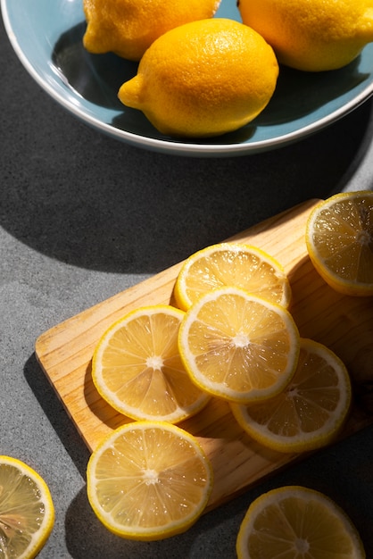 Vista superior fatias de limão na placa de madeira