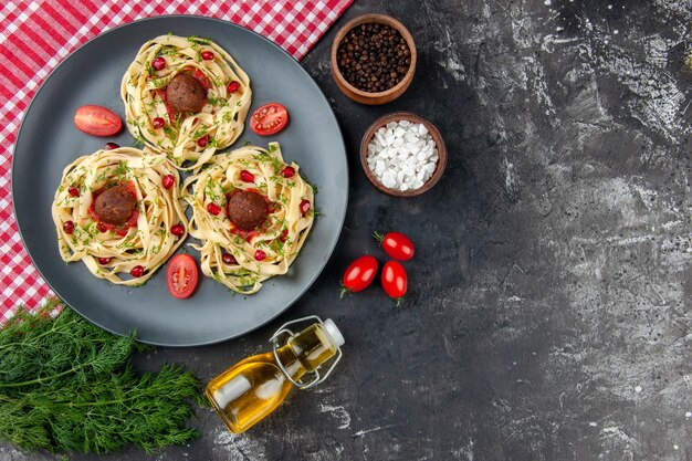 Foto grátis vista superior fatias de massa cozida com almôndegas na cor de fundo cinza macarrão carne restaurante jantar cozinhar espaço livre