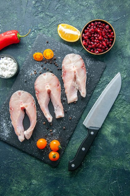 Vista superior fatias de peixe fresco em uma mesa escura salada frutos do mar carne do oceano refeição do mar prato água pimenta comida