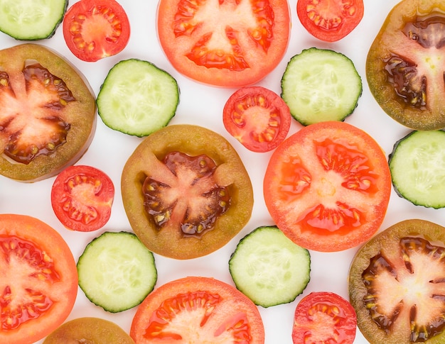 Foto grátis vista superior fatias de pepino com tomates orgânicos