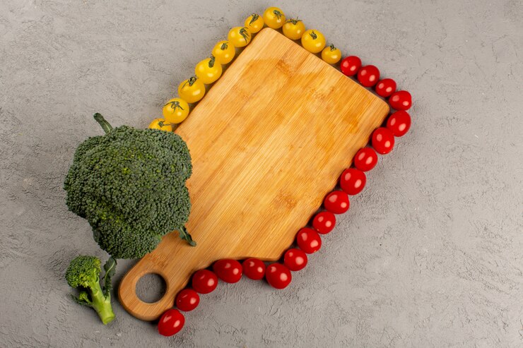 Foto grátis vista superior forrada tomates juntamente com brócolis verde sobre fundo cinza