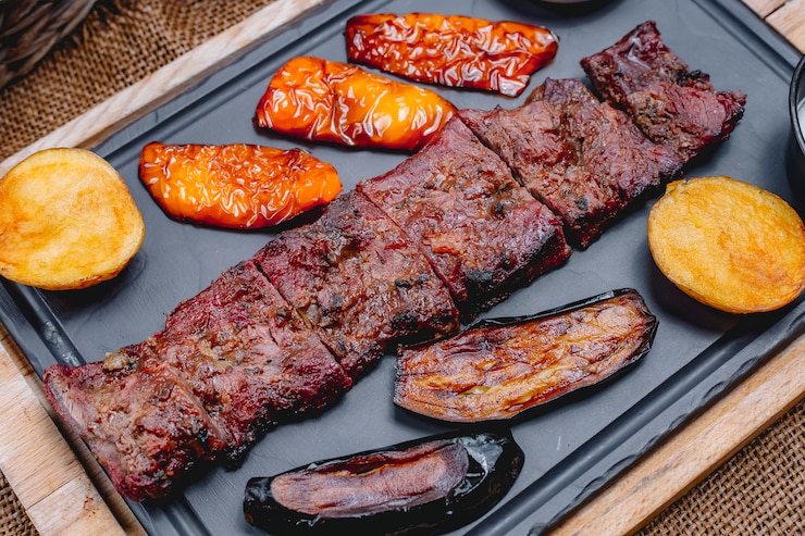 Foto grátis vista superior frito longget com legumes e batatas fritos