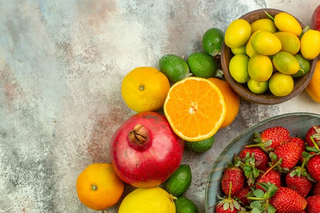 Vista superior frutas frescas diferentes frutas suaves no fundo branco saúde árvore cor saborosa foto frutas cítricas maduras