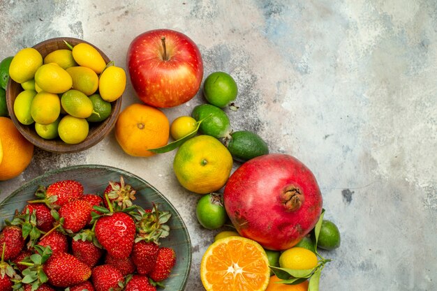Vista superior frutas frescas diferentes frutas suaves no fundo branco saúde árvore cor saborosa foto frutas cítricas maduras