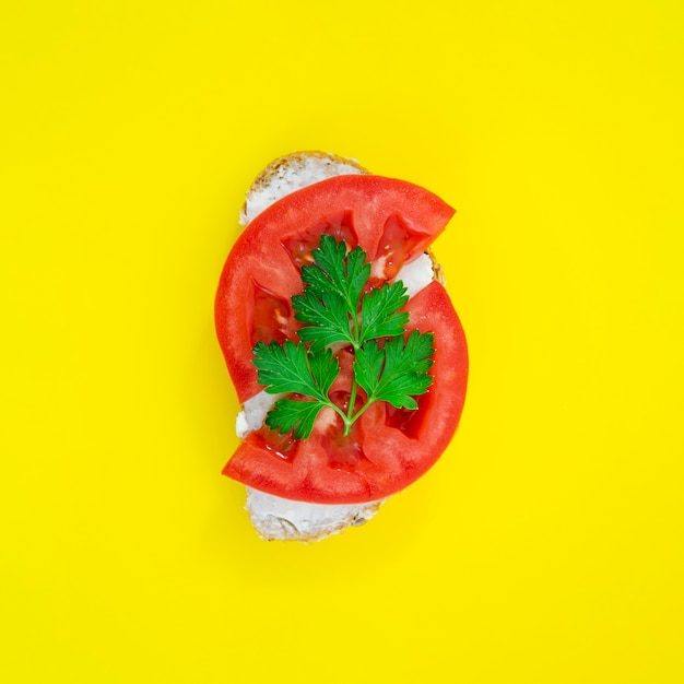 Vista superior gostoso sanduíche de tomate