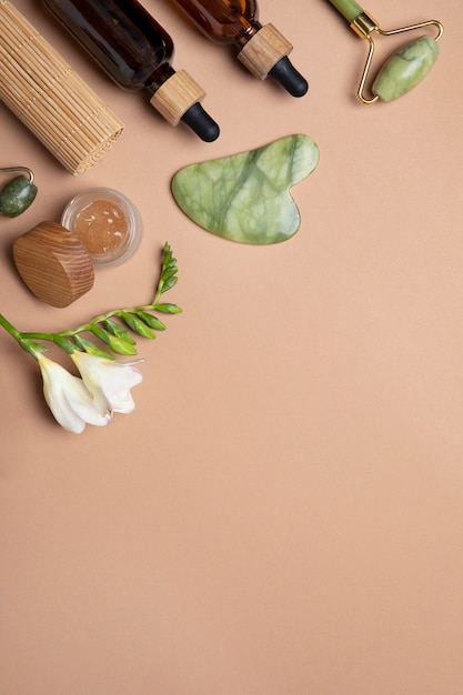 Vista superior gua sha e arranjo de produtos de cuidados