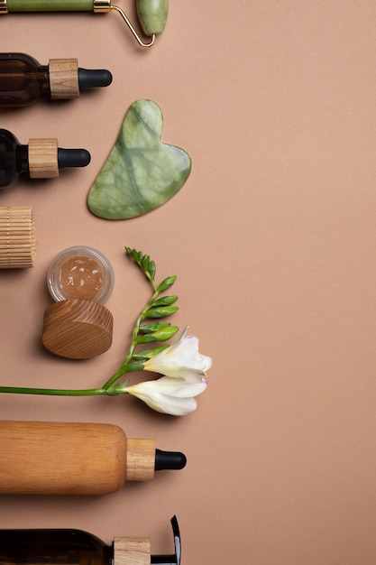 Foto grátis vista superior gua sha e produtos de cuidados