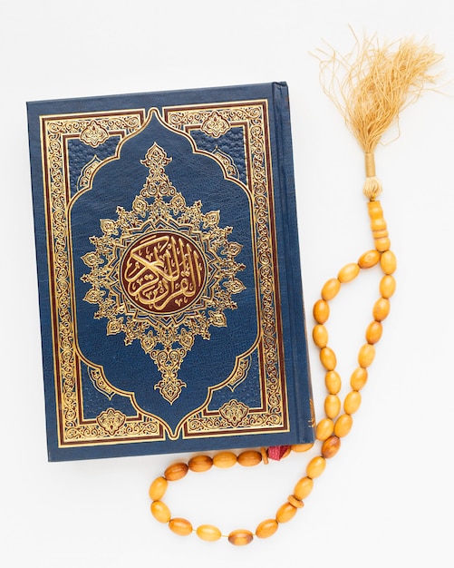 Vista superior islâmica ano novo com livro Alcorão