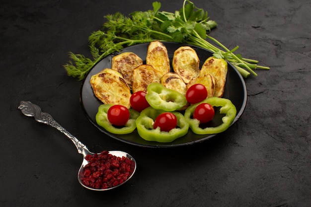 Vista superior legumes fatiados coloridos como pimentão verde com verduras no chão escuro