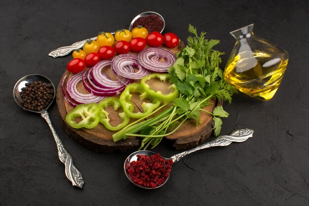 vista superior, legumes frescos, fatiados e coloridos, como cebola e pimentão verde na mesa marrom e cinza