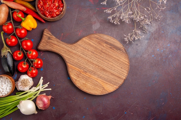 Foto grátis vista superior legumes frescos tomates cebolas e batatas no espaço escuro