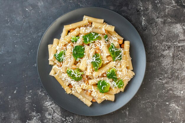 Vista superior macarrão cozido com queijo e brócolis em fundo cinza claro massa prato refeição itália comida foto verde